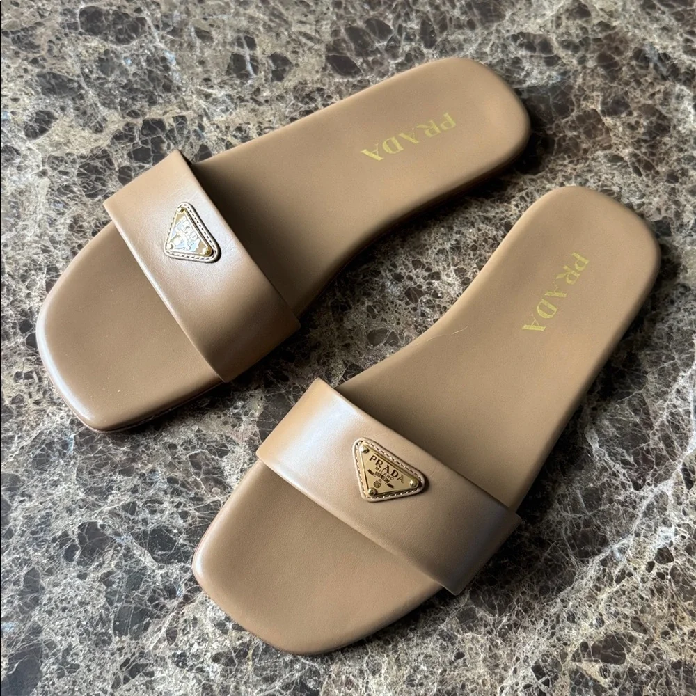 Prada ciabatte slides sandals flats camel beige leather tan gold logo sz 39.5
